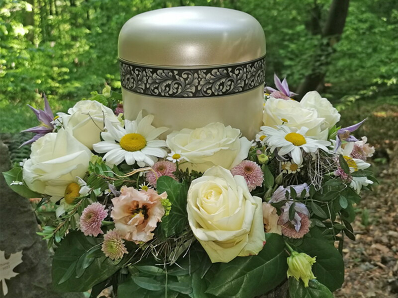 Waldbestattung-Urne-Blumenkranz