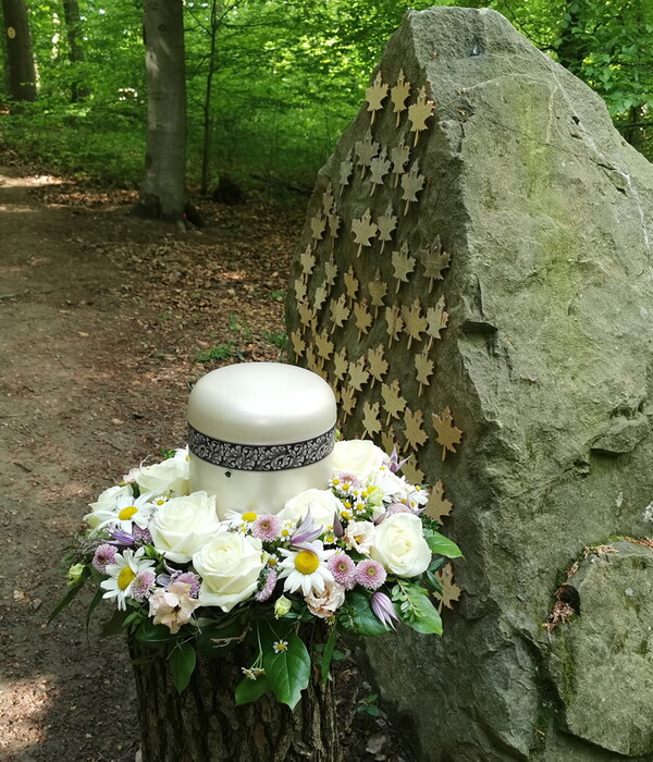 Waldbestattung-Baumbestattung-Urne-Blumenkranz