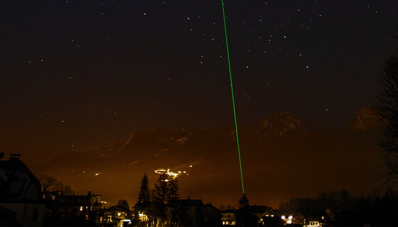Lichtspur einer Erinnerung - Wo deine DNA den Himmel berührt